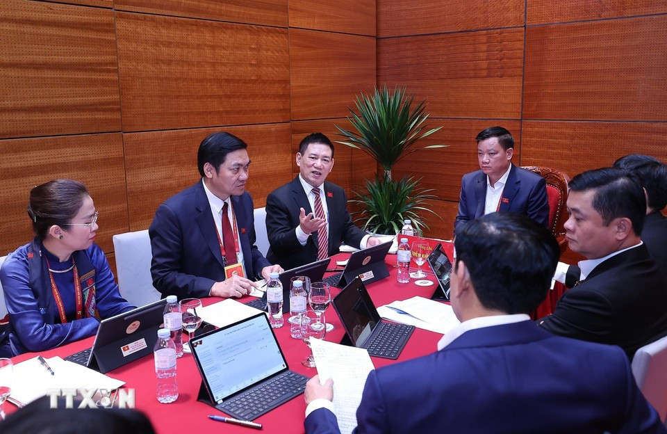 Phó Thủ tướng Hồ Đức Phớc và Đoàn đại biểu Đảng bộ tỉnh Nghệ An thảo luận tại Đoàn. Ảnh: TTXVN 9.jpg