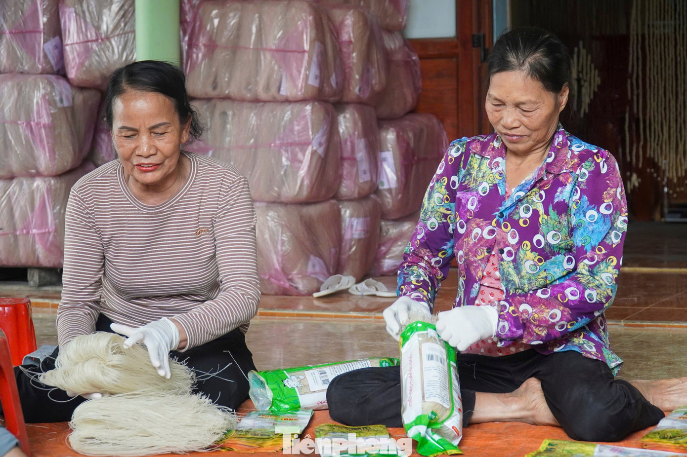 Bình quân một năm, mỗi hộ đạt doanh thu vào khoảng 200 - 300 triệu đồng. Sau khi trừ hết chi phí, thu nhập ước tính còn lại khoảng 70 - 90 triệu đồng/hộ/năm. Ngoài ra, một vùng nguyên liệu với diện tích 240 ha, bảo đảm cung ứng hơn 1.500 tấn thóc phục vụ sản xuất miến của đơn vị này. tp-3.jpg