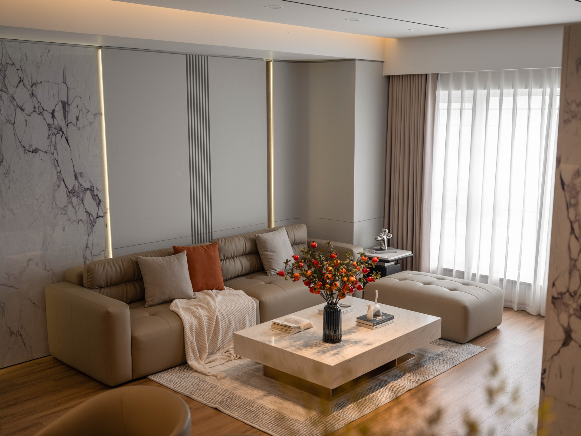 Một căn hộ rộng giữa Hà Nội đắt đỏ được gia chủ chịu chi làm nội thất đẹp mắt- Ảnh 2. Một căn hộ rộng giữa Hà Nội đắt đỏ được gia chủ chịu chi làm nội thất đẹp mắt- Ảnh 2.