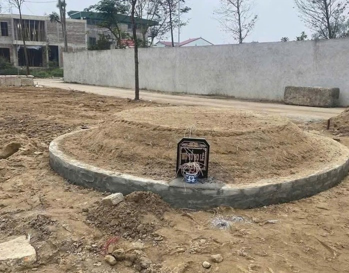 Đất thổ cư bất ngờ xuất hiện mộ tổ sau 1 đêm: Sự thật được hé lộ, các bên đang tìm cách giải quyết- Ảnh 2. Đất thổ cư bất ngờ xuất hiện mộ tổ sau 1 đêm: Sự thật được hé lộ, các bên đang tìm cách giải quyết- Ảnh 2.