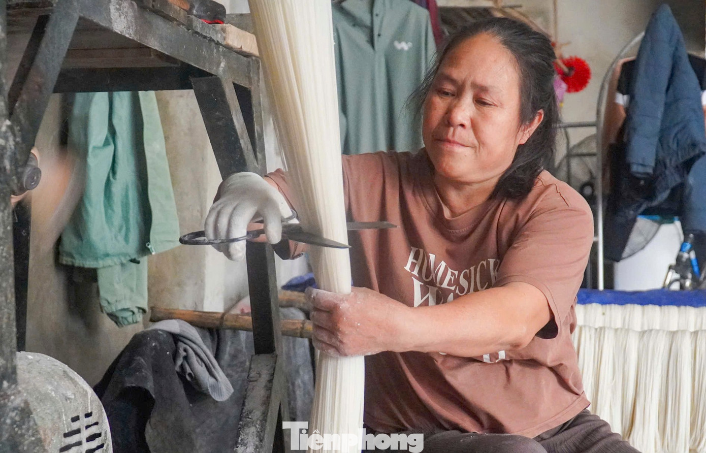 Hơn 15 năm gắn bó với nghề làm miến, ông Lê Bá Phiệt (trú thôn Tân Giao, xã Thăng Bình) cho biết, mỗi năm gia đình làm khoảng 20 tấn miến, doanh thu đạt hơn 100 triệu đồng. Riêng vào vụ Tết, cường độ làm việc tăng cao, mỗi ngày gia đình làm khoảng 200 kg miến, thu nhập đạt từ 400.000 - 500.000 đồng/ngày. “Làm miến khá vất vả, phải phụ thuộc nhiều vào thời tiết, nhất là khâu phơi miến. Nhưng bù lại, miến bán được giá, có đầu ra ổn định nên cũng giúp gia đình có thêm thu nhập, trang trải cuộc sống. Vào dịp cận Tết, việc làm miến phải tăng công suất để cung ứng cho thị trường”, ông Phiệt nói. tp-14.jpg