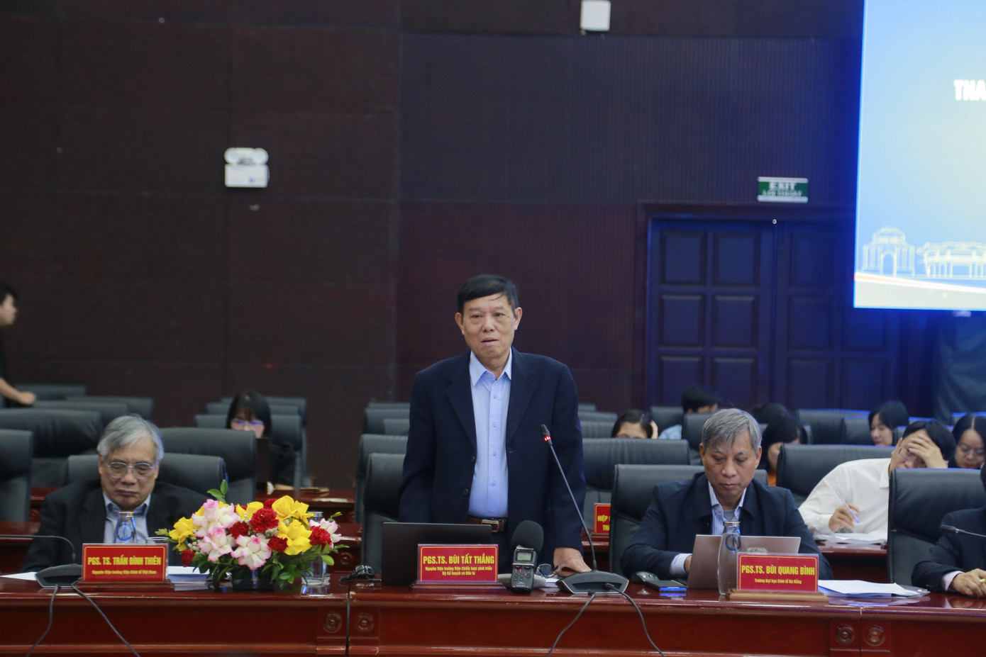 PGS.TS Bùi Tất Thắng góp ý tại hội thảo. mg-0291.jpg