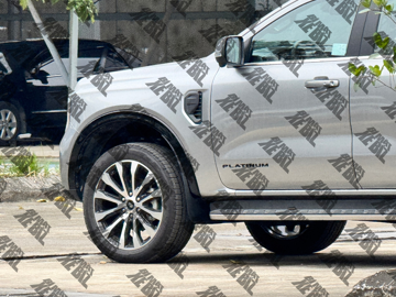 Lộ ảnh chiếc Ford Everest Platinum 'không giống ai' tại Hà Nội: Dùng máy xăng, sở hữu loạt trang bị chưa từng bán chính hãng trên toàn thế giới