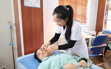 Ngủ dậy bỗng méo miệng, lệch mặt, không nhắm kín mắt: Bác sĩ cảnh báo bệnh dễ gặp khi trời rét