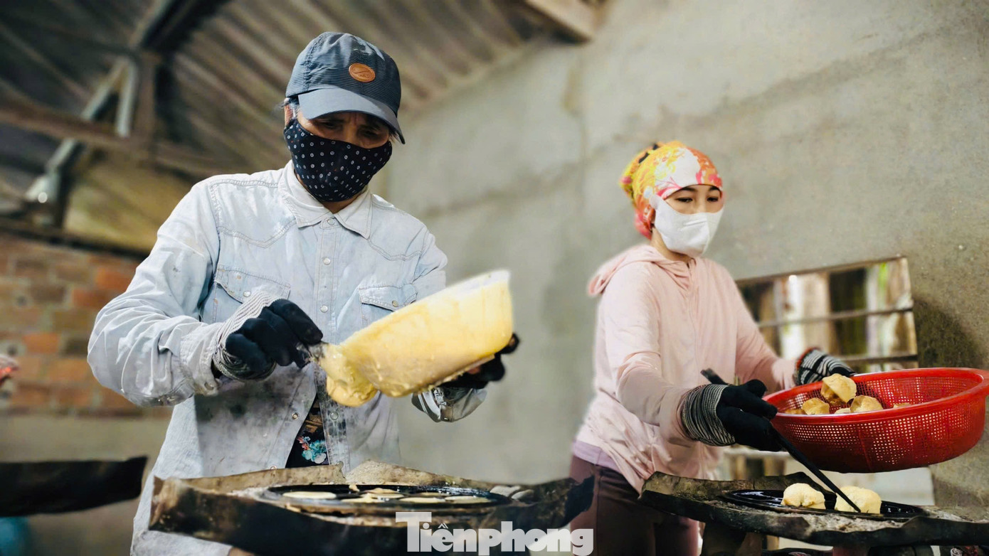 Ông Phùng cho biết, ngày xưa ông cùng vợ phải lặn lội khắp chợ quê, phố huyện tìm mối bỏ sỉ, đến nay thương hiệu bánh thuẫn gia truyền của gia đình đã theo chân thương lái đi khắp các tỉnh, thành và cả ra nước ngoài, phục vụ người con xa xứ mỗi độ Tết về. tp-3809.jpg