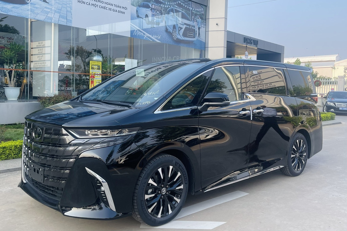 Toyota Alphard bản <a style='text-decoration: none;' href='/HEV'>HEV</a> giảm giá lên tới 200 triệu đồng. Ảnh: Đại lý toyota-alphard.jpg