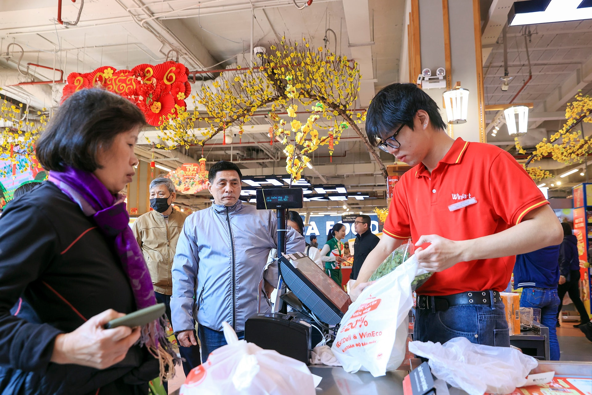 Không khí mua sắm Tết tràn ngập các siêu thị WinMart