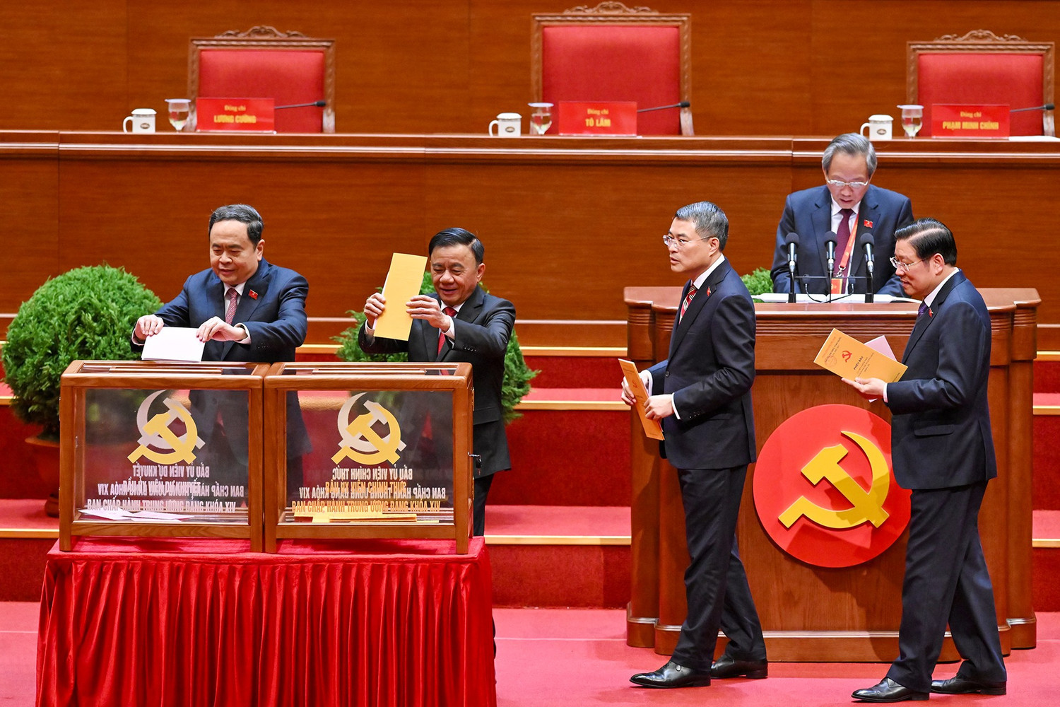 CHÙM ẢNH: Bỏ phiếu Bầu Ban Chấp hành Trung ương Đảng khóa XIV- Ảnh 7. CHÙM ẢNH: Bỏ phiếu Bầu Ban Chấp hành Trung ương Đảng khóa XIV- Ảnh 7.
