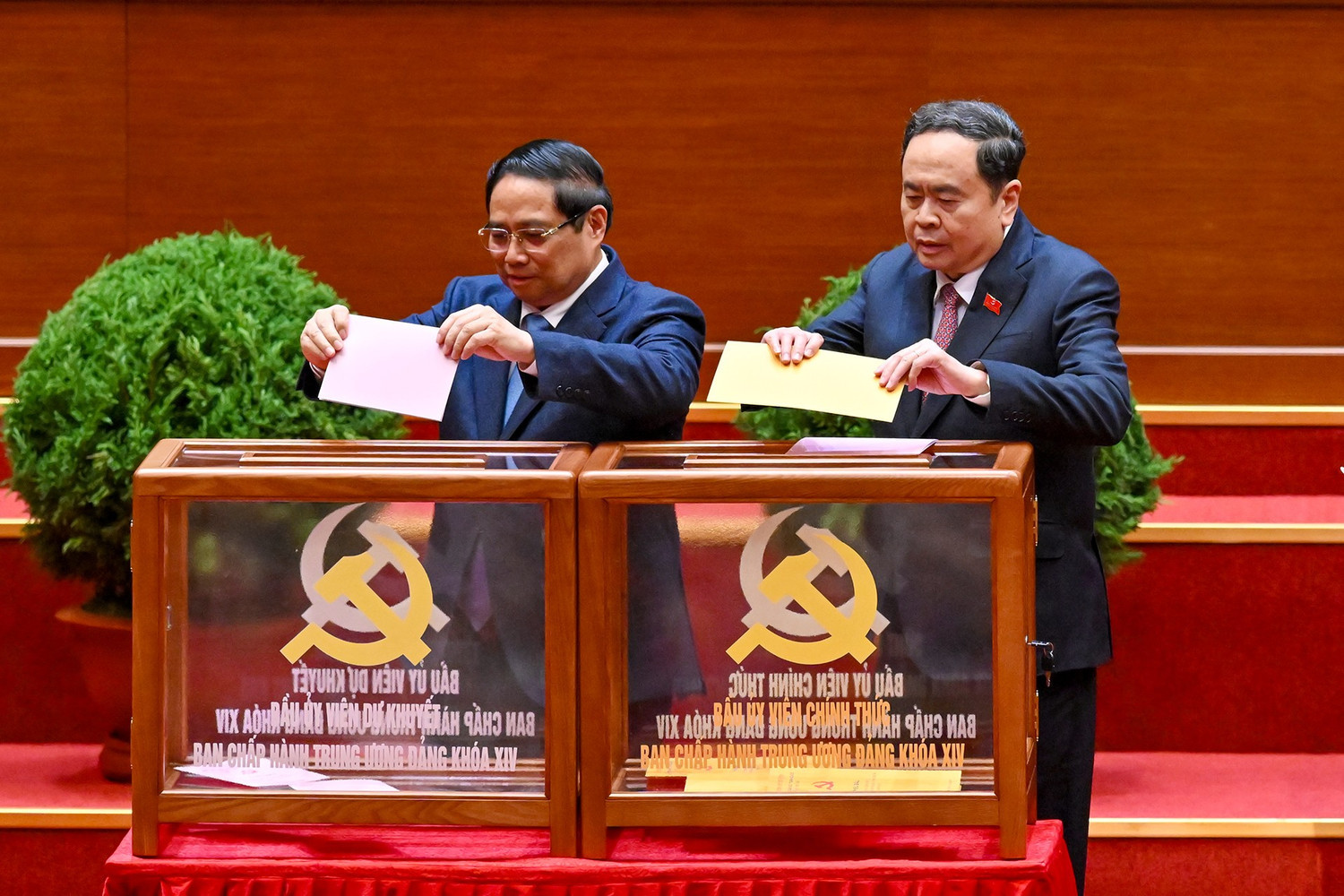 CHÙM ẢNH: Bỏ phiếu Bầu Ban Chấp hành Trung ương Đảng khóa XIV- Ảnh 6. CHÙM ẢNH: Bỏ phiếu Bầu Ban Chấp hành Trung ương Đảng khóa XIV- Ảnh 6.