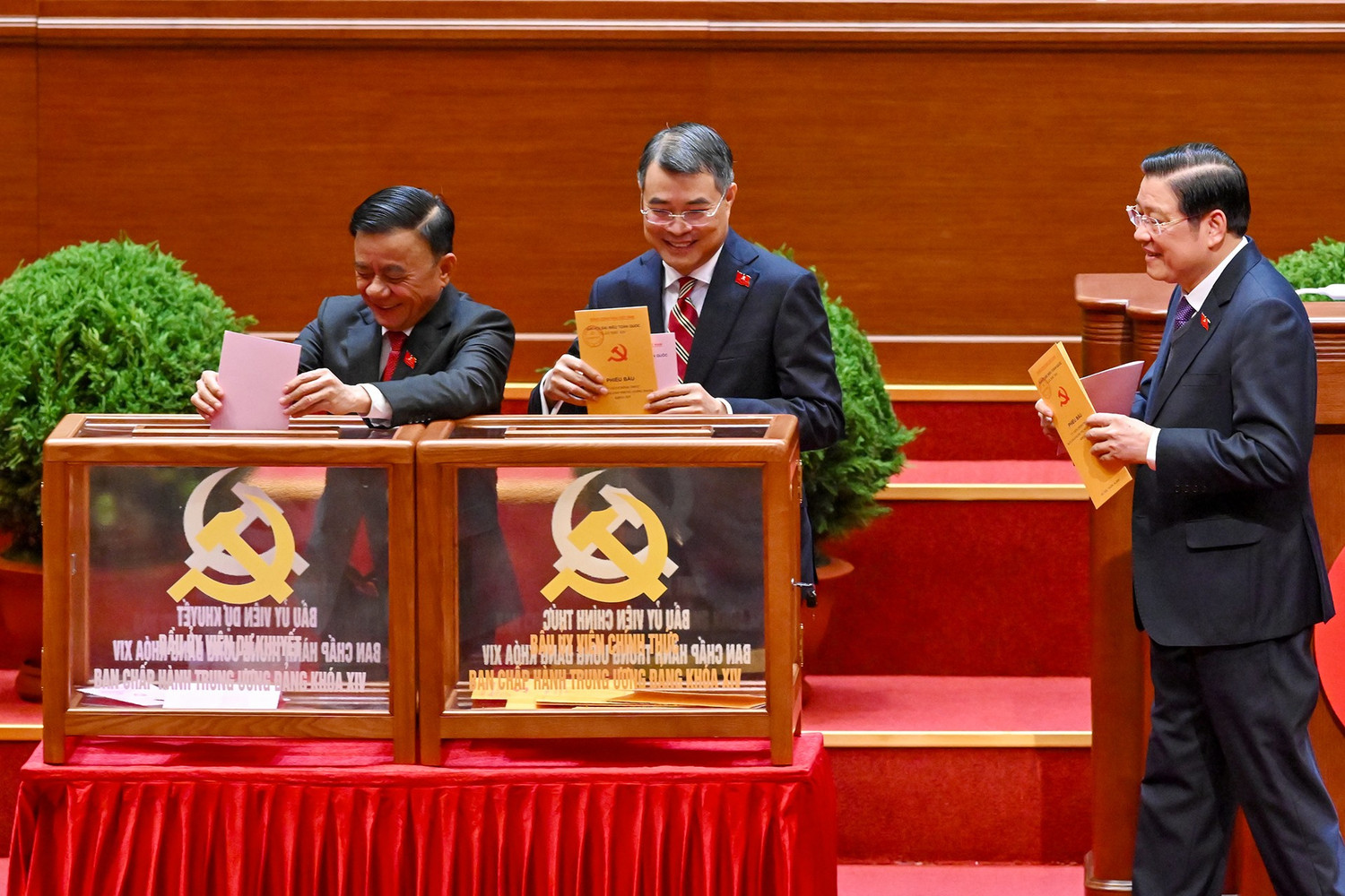 CHÙM ẢNH: Bỏ phiếu Bầu Ban Chấp hành Trung ương Đảng khóa XIV- Ảnh 8. CHÙM ẢNH: Bỏ phiếu Bầu Ban Chấp hành Trung ương Đảng khóa XIV- Ảnh 8.
