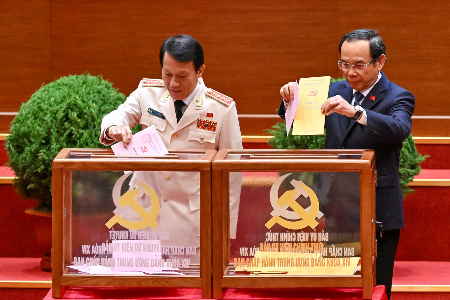 CHÙM ẢNH: Bỏ phiếu Bầu Ban Chấp hành Trung ương Đảng khóa XIV- Ảnh 10. CHÙM ẢNH: Bỏ phiếu Bầu Ban Chấp hành Trung ương Đảng khóa XIV- Ảnh 10.