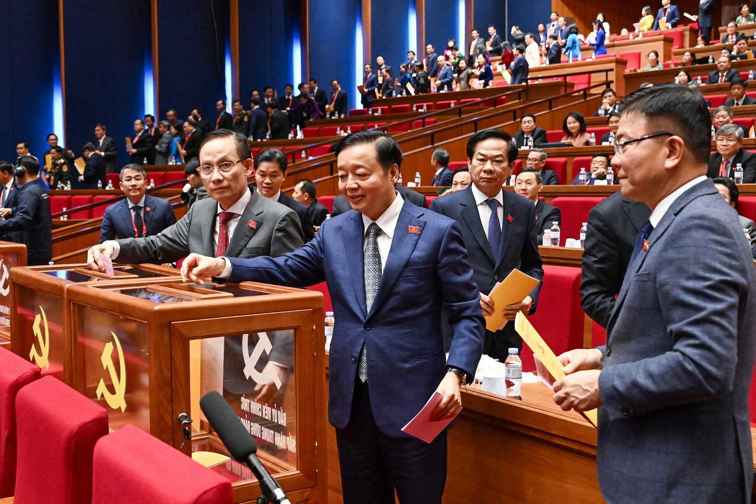 CHÙM ẢNH: Bỏ phiếu Bầu Ban Chấp hành Trung ương Đảng khóa XIV- Ảnh 13. CHÙM ẢNH: Bỏ phiếu Bầu Ban Chấp hành Trung ương Đảng khóa XIV- Ảnh 13.