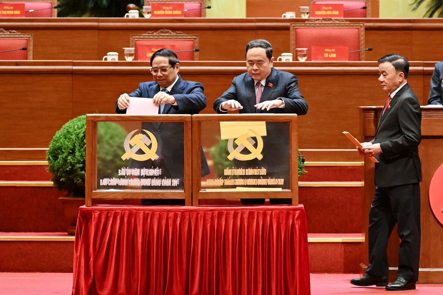 CHÙM ẢNH: Bỏ phiếu Bầu Ban Chấp hành Trung ương Đảng khóa XIV- Ảnh 3. CHÙM ẢNH: Bỏ phiếu Bầu Ban Chấp hành Trung ương Đảng khóa XIV- Ảnh 3.