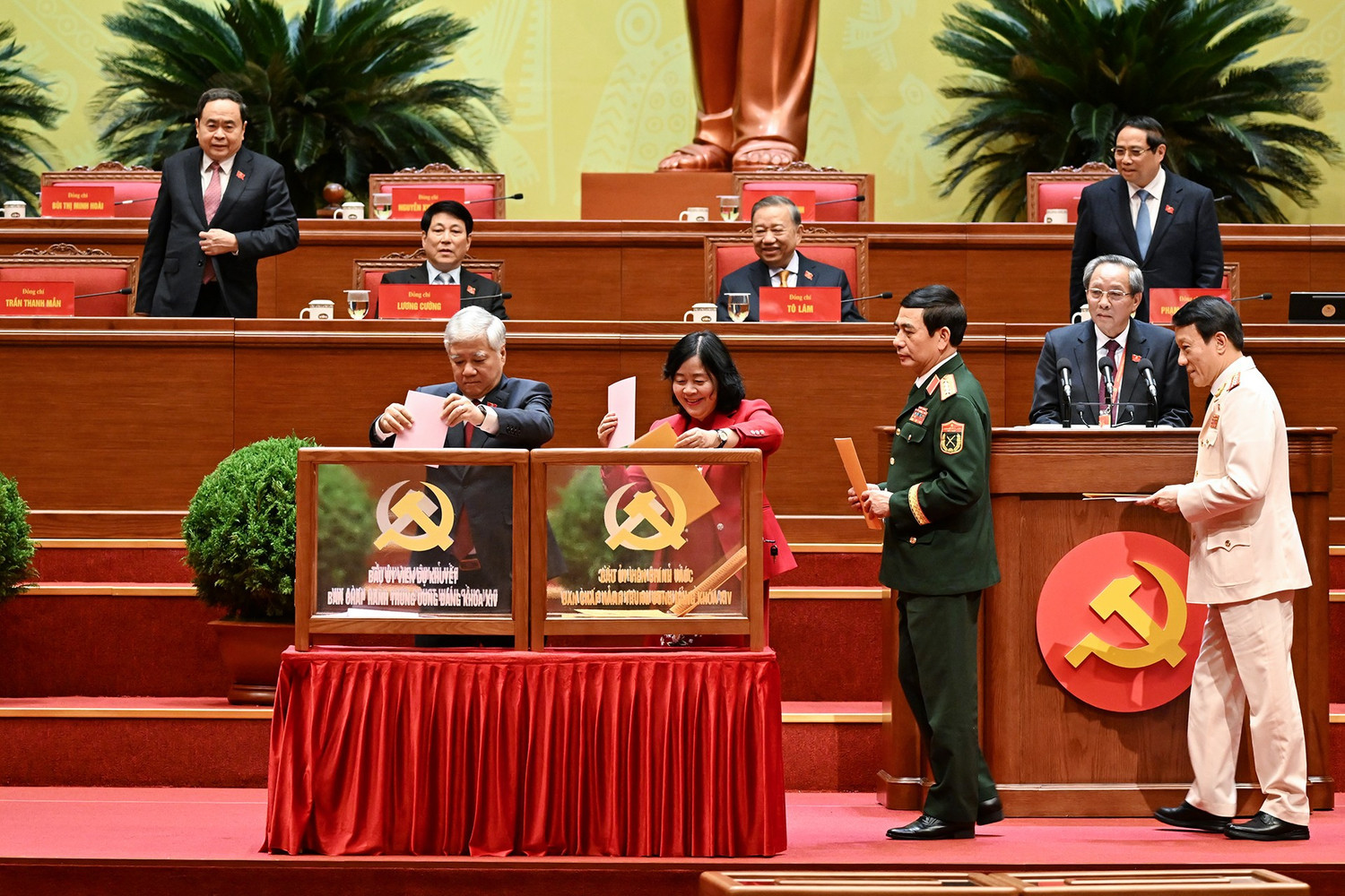 CHÙM ẢNH: Bỏ phiếu Bầu Ban Chấp hành Trung ương Đảng khóa XIV- Ảnh 9. CHÙM ẢNH: Bỏ phiếu Bầu Ban Chấp hành Trung ương Đảng khóa XIV- Ảnh 9.