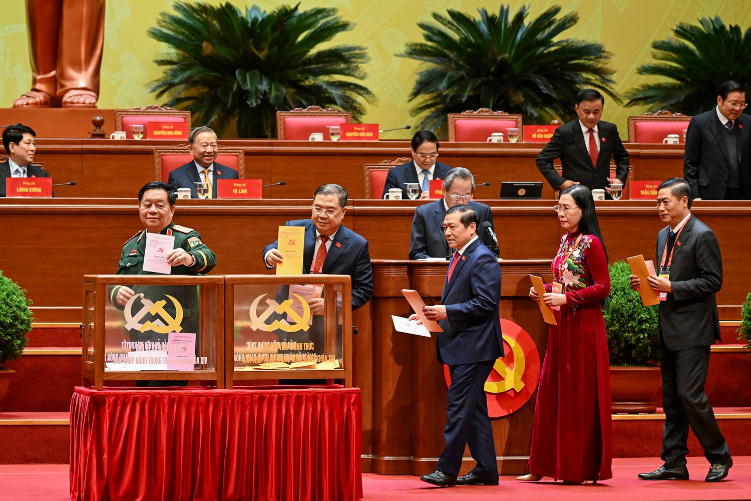 CHÙM ẢNH: Bỏ phiếu Bầu Ban Chấp hành Trung ương Đảng khóa XIV- Ảnh 12. CHÙM ẢNH: Bỏ phiếu Bầu Ban Chấp hành Trung ương Đảng khóa XIV- Ảnh 12.