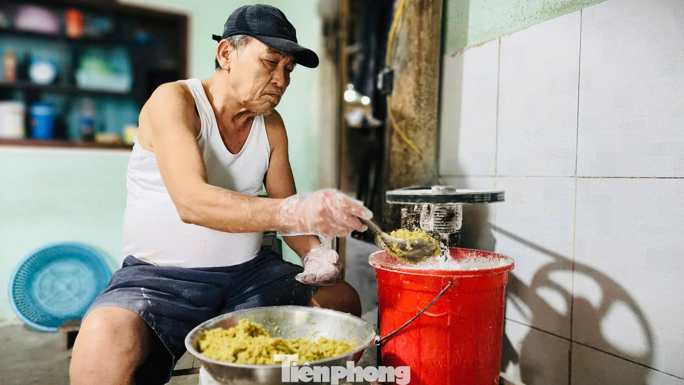 Với gia đình ông Phùng, mỗi chiếc bánh ra lò không chỉ là sản phẩm mưu sinh, mà còn là kết tinh của trăm năm gìn giữ nghề tổ. Hơn 40 năm gắn bó với khuôn bánh, ông Phùng đã trải qua không ít thăng trầm. tp-3825.jpg