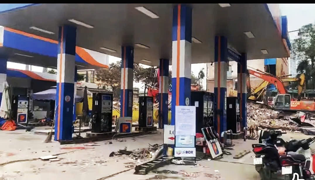 Cửa hàng xăng dầu Petrolimex trên đường Nguyễn Trãi đang bị tháo dỡ để phục vụ mục đích chuyển đổi đất. xang-dau-2.jpg
