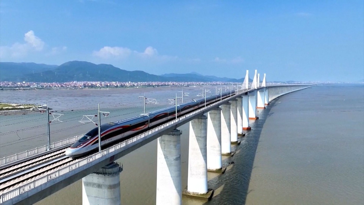 Tuyến đường sắt tốc độ cao Hà Nội - Quảng Ninh có chiều dài hơn 120km, tốc độ thiết kế 350km/h. Ảnh minh họa: CNN. image-2.jpg