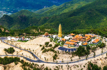 Ngôi chùa nổi tiếng sở hữu bảo tháp dát vàng 13 tầng cùng chuông đồng 1.500kg, là nơi con trai Chủ tịch Phạm Nhật Vượng tổ chức lễ hằng thuận