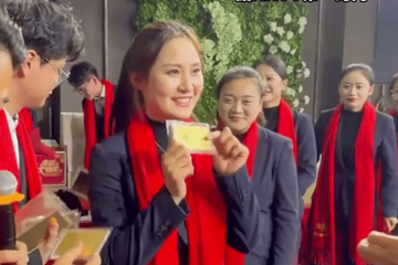 Ông chủ tiệm vàng 21 tuổi phát tiền và vàng cho nhân viên ngay tại tiệc tất niên, có người nhận tới 1 tỷ đồng