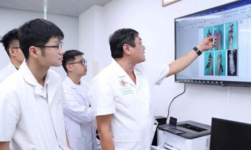 Thiếu niên 15 tuổi dập nát bàn tay vì pháo tự chế
