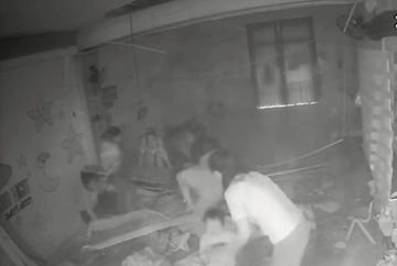Trần thạch cao đổ sập đè trúng nhiều trẻ mầm non đang ngủ trưa