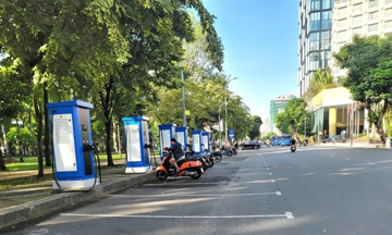 Tủ đổi pin xe máy điện trên vỉa hè ở TP.HCM sẽ dùng chung được nhiều hãng
