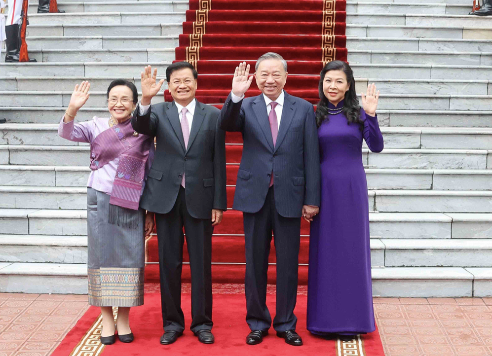 Tổng Bí thư Tô Lâm và Phu nhân đón Tổng Bí thư, Chủ tịch nước Lào và Phu nhân thăm Việt Nam, năm 2024. (Ảnh: <a style='text-decoration: none;' href='/VNA'>VNA</a>) screen-shot-2026-01-23-at-73245-pm.png