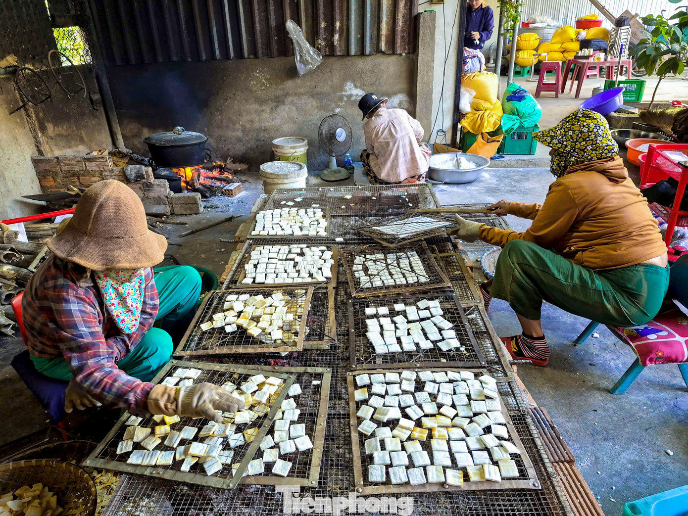 Những ngày giáp Tết Nguyên đán, tại cơ sở làm bánh khô mè lâu năm ở thôn Quang Châu (phường Hòa Xuân, TP. Đà Nẵng), không khí sản xuất những ngày cận Tết rộn ràng hơn thường lệ. Từ sáng sớm, tiếng trộn bột, cán bánh, rang mè vang lên không ngớt, những mẻ bánh liên tục ra lò để kịp giao cho các đơn hàng phục vụ thị trường Tết. tp-banhmednnn-2.jpg