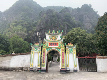 Ngôi chùa cổ nghìn năm tuổi nằm hoàn toàn trong lòng núi, từng là nơi sản xuất vũ khí