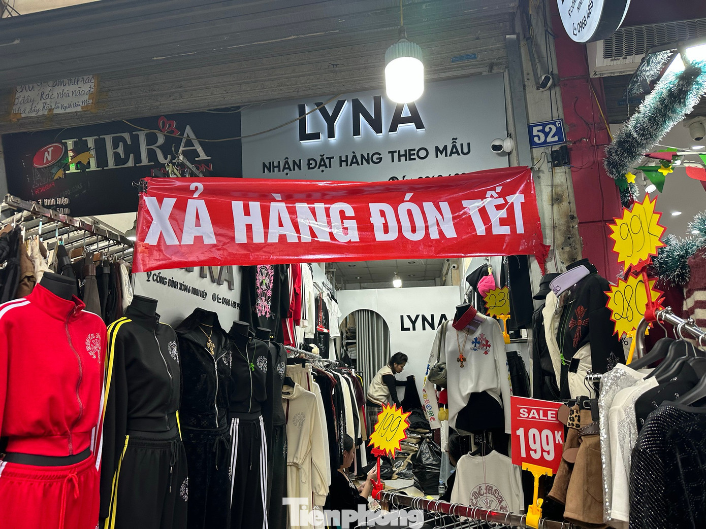 Ghi nhận tại chợ Ninh Hiệp (xã Phù Đổng, TP. Hà Nội), những ngày này các cửa hàng đều tấp nập mua bán, không khí nhộn nhịp trở lại sau thời gian trầm lắng. Nhiều tiểu thương chủ động tung chương trình xả hàng sớm nhằm thu hút khách mua sắm cuối năm tp-g-0185-copy.jpg