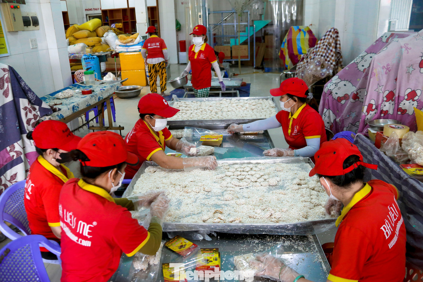 Tại làng nghề bánh khô mè TP. Đà Nẵng, không khí sản xuất trở nên nhộn nhịp hơn. Cơ sở hiện tạo việc làm ổn định cho hơn 30 lao động địa phương, tất bật làm việc từ sáng sớm đến tối muộn để kịp tiến độ các đơn hàng phục vụ thị trường Tết. tp-banhmedn-10.jpg