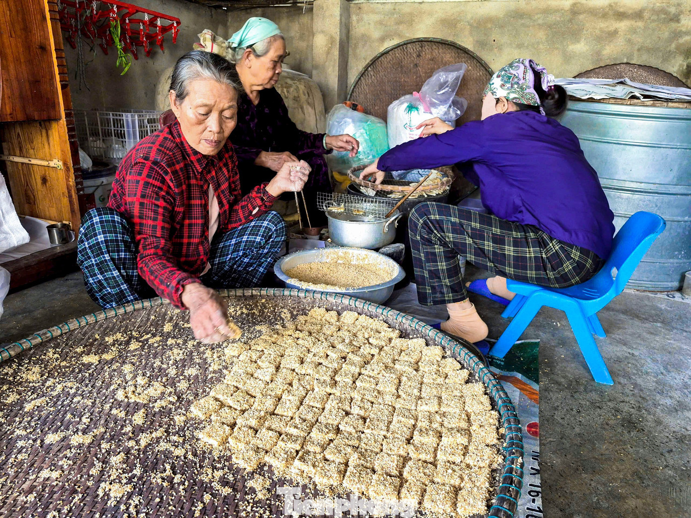 Bà Nguyễn Thị Nghĩ - một trong những hộ gắn bó với nghề làm bánh khô mè hơn 40 năm - cho biết, những ngày cận Tết cơ sở của gia đình luôn hoạt động hết công suất. Hiện có khoảng 10 lao động làm việc liên tục để kịp tiến độ các đơn hàng phục vụ thị trường Tết. tp-banhmednnn.jpg