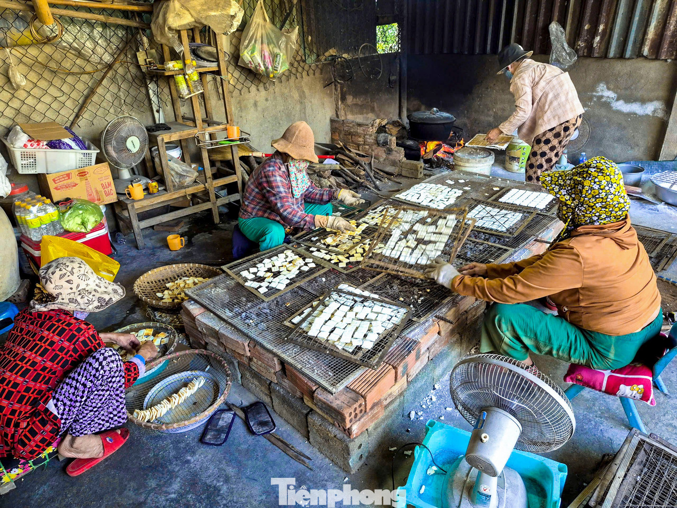 Bánh khô mè còn gọi là bánh “bảy lửa”, là một trong những đặc sản nổi tiếng của Đà Nẵng, gắn bó với nhiều thế hệ người miền Trung. Từ lâu, loại bánh mộc mạc này đã trở thành món quà quen thuộc, không thể thiếu trong giỏ quà Tết của nhiều gia đình. Ảnh: Duy Quốc. tp-banhmednnn-1.jpg