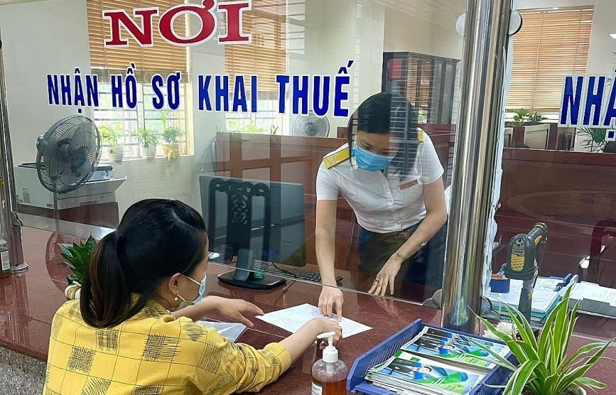 Doanh nghiệp, hộ kinh doanh không cần phải nộp lệ phí môn bài kể từ ngày 1/1/2026. 3-10-anh-can-bo-thue.jpg