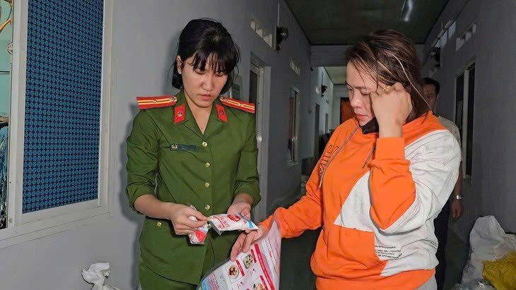 Khám xét 1 phòng trọ, thu giữ hơn 600kg bột ngọt, hạt nêm và 1 xe máy, Đinh Thị Đâu bị bắt ngay tại chỗ - ảnh 2