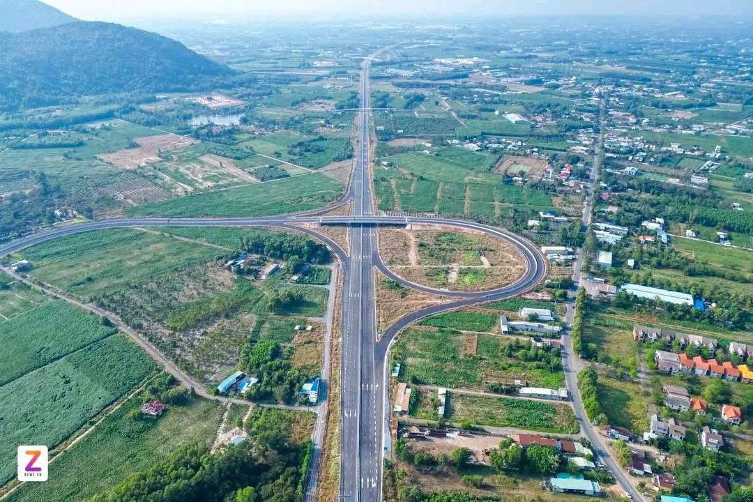 Cận cảnh tuyến cao tốc gần 18.000 tỷ kết nối 2 tỉnh thành giàu nhất Việt Nam trước ngày về đích- Ảnh 2.