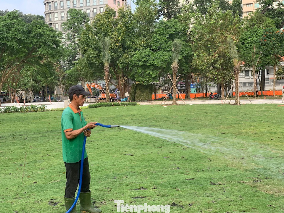 Công nhân tưới nước, bảo trì cỏ hằng ngày. tp-4.jpg