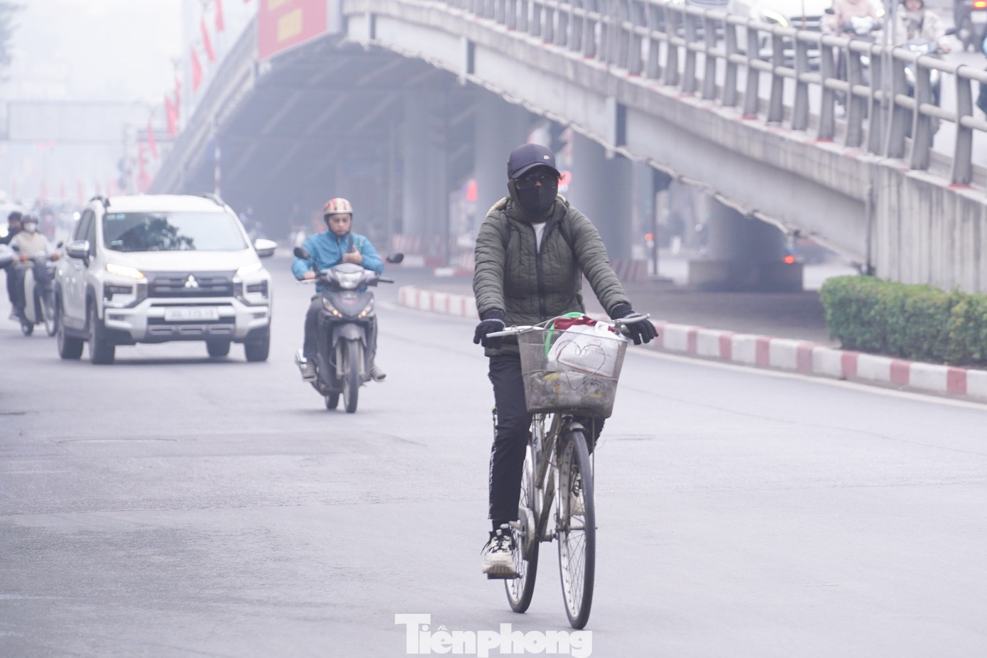 Trước tình trạng ô nhiễm không khí, nhiều người đi đường phải đeo khẩu trang để bảo vệ sức khỏe. tp-baotienphong-214.jpg