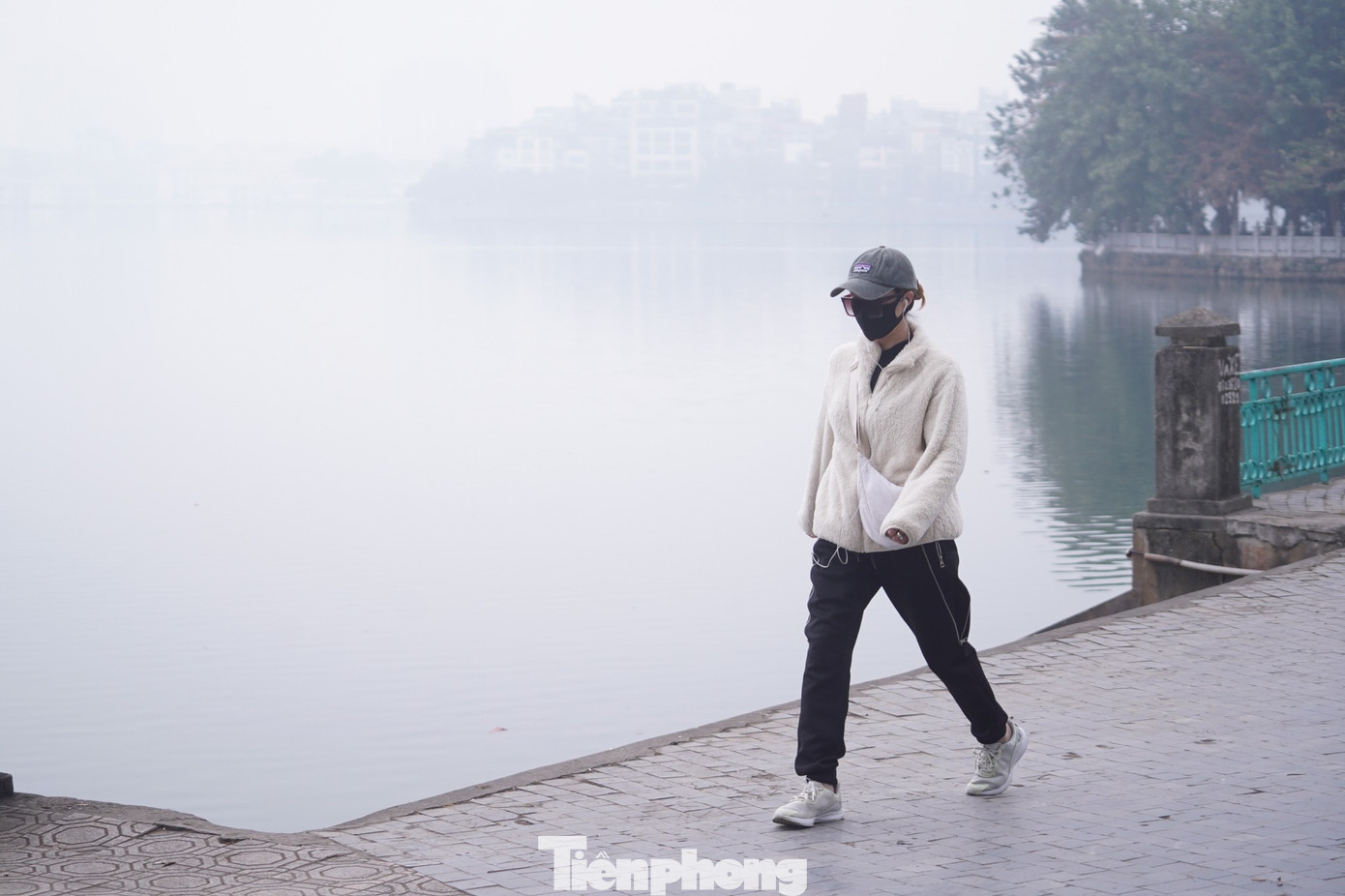 Bạn Thu Thuỷ (Tây Hồ, Hà Nội) chia sẻ: “Hôm nay trời lạnh và mù mịt. Tình trạng không khí như thế này đã diễn ra nhiều lần thời gian qua, có những hôm tôi cảm thấy khó thở”. tp-baotienphong-220.jpg