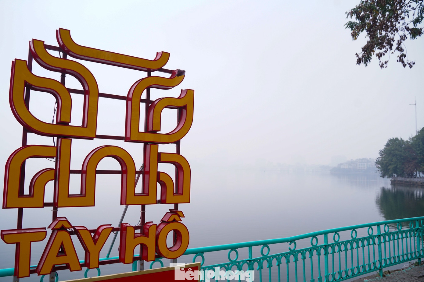 Khu vực đường ven Hồ Tây lúc 15h vẫn trắng xoá, khó phân biệt được mặt nước và bờ. tp-baotienphong-221.jpg