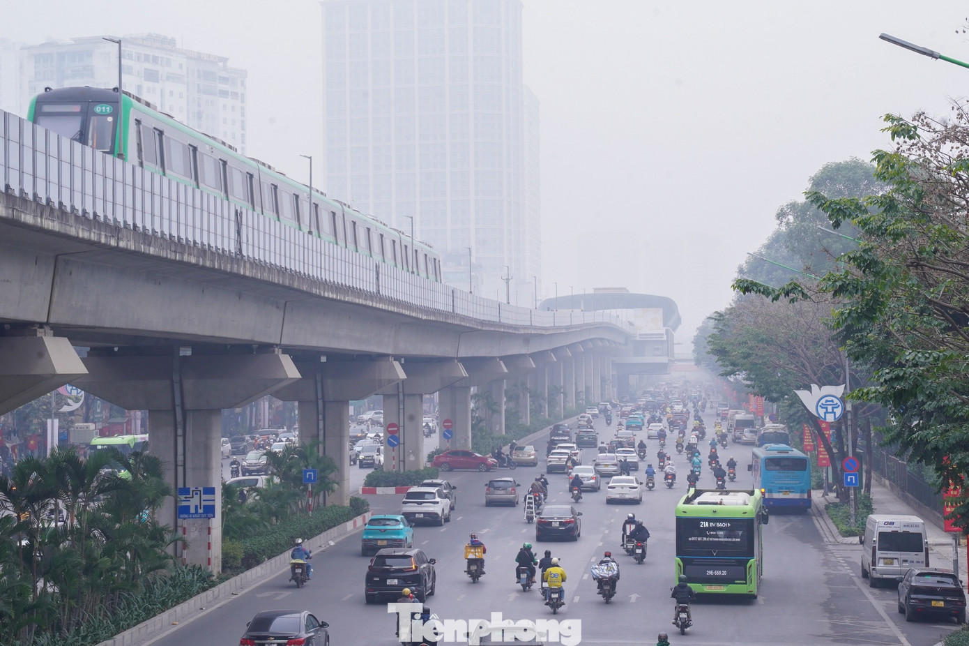 Trên đường Nguyễn Trãi, tầm nhìn bị hạn chế nghiêm trọng, nhiều tòa nhà cao tầng trong khu vực dường như “biến mất” trong màn sương trắng đục. tp-baotienphong-210.jpg