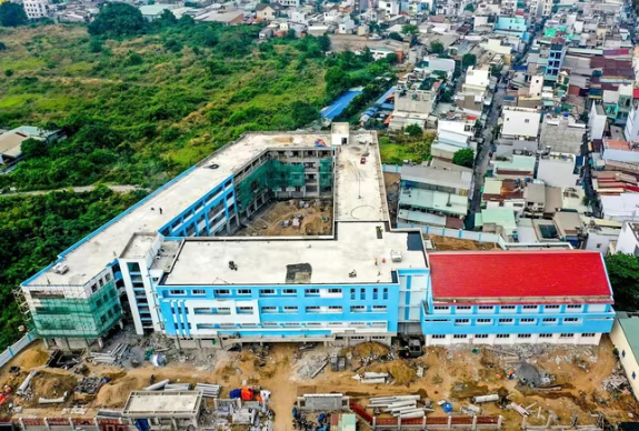 Sắp hoàn thiện ngôi trường đầu tiên được hình thành trên nền nghĩa trang lớn nhất thành phố giàu nhất Việt Nam- Ảnh 1. Sắp hoàn thiện ngôi trường đầu tiên được hình thành trên nền nghĩa trang lớn nhất thành phố giàu nhất Việt Nam- Ảnh 1.
