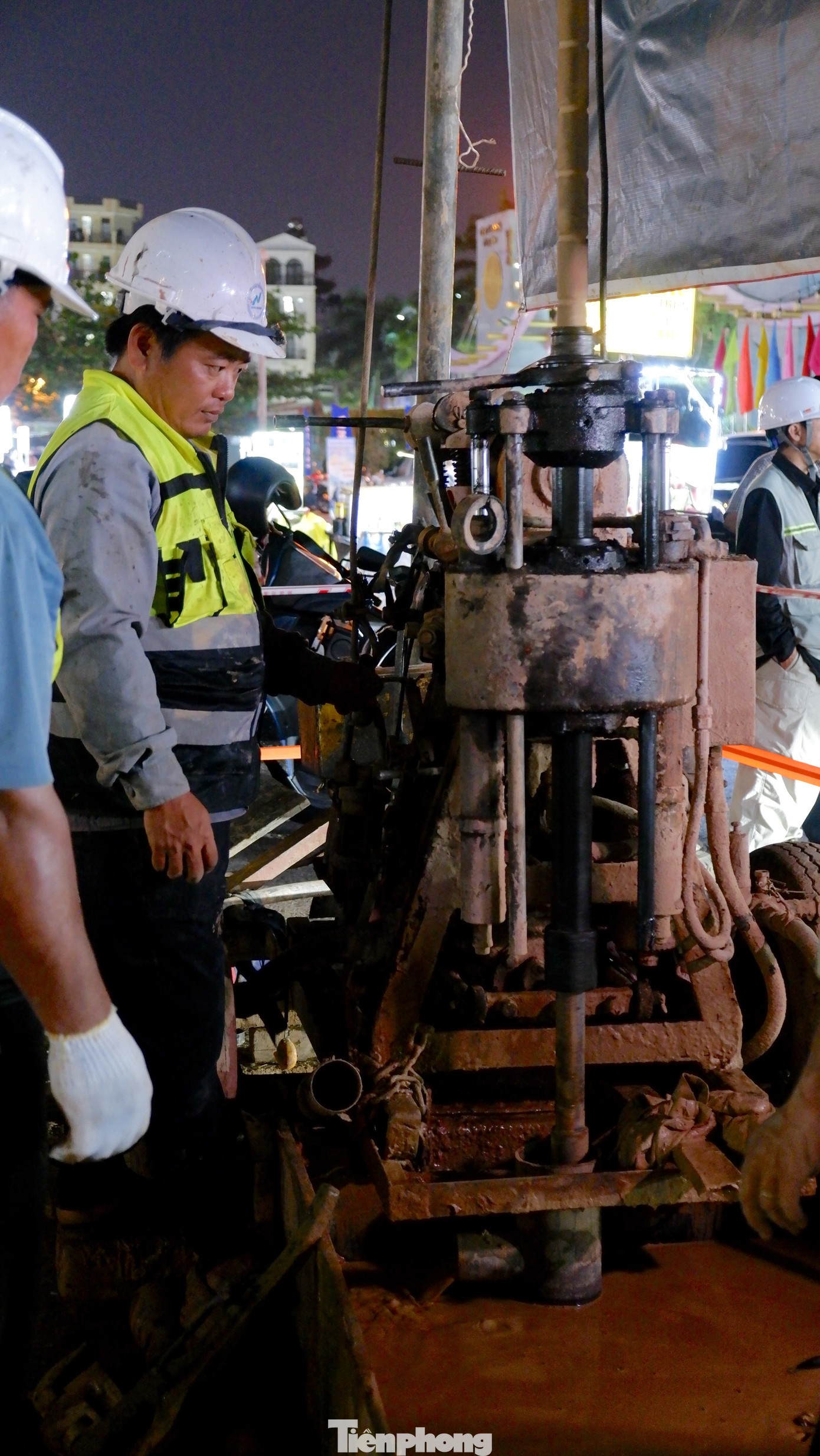 Mũi khoan khảo sát địa chất đầu tiên tại ga Lê Thị Riêng được triển khai. Ảnh: Hữu Huy. tp-metro-6.jpg