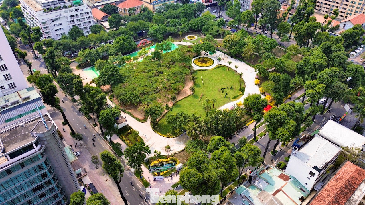 Chiều 25/1, Công ty CP Phát triển Bất động sản Phát Đạt tổ chức buổi lễ bàn giao công trình Cảnh quan tại khu đất Nhà thi đấu Phan Đình Phùng cho UBND phường Xuân Hòa tiếp nhận, quản lý và đưa vào phục vụ cộng đồng. Đến dự chương trình có ông Nguyễn Văn Được - Chủ tịch UBND TPHCM, ông Võ Văn Minh, Chủ tịch HĐND TPHCM. Trong ảnh: Toàn cảnh công trình Cảnh quan tại khu đất Nhà thi đấu Phan Đình Phùng nhìn từ trên cao. tp-12.jpg