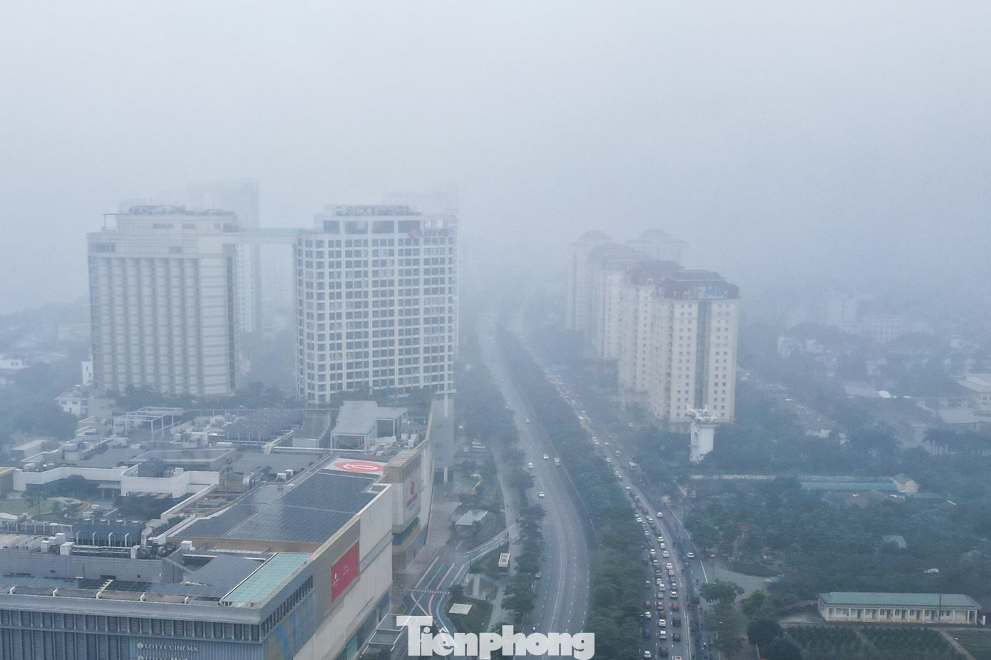 Từ sáng sớm 25/1, Hà Nội chìm trong lớp sương mù dày đặc, khiến tầm nhìn tại nhiều khu vực đô thị bị hạn chế nghiêm trọng. tp-baotienphong-206.jpg