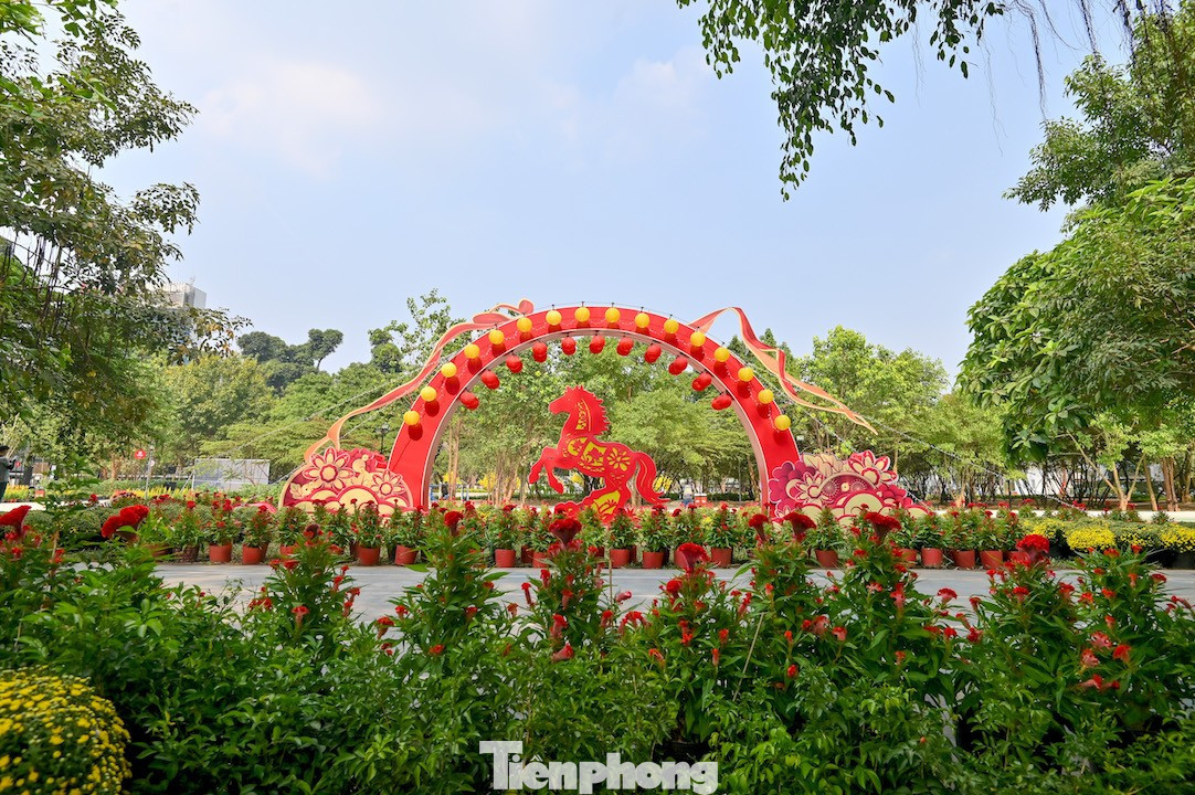 “Chúng tôi lựa chọn chủ đề “Rừng sinh thái trong lòng đô thị” cho công trình này vì niềm tin rằng trong một đô thị lớn, phát triển nhanh như TPHCM, những khoảng xanh - dù không lớn vẫn có thể tạo ra những tác động rất sâu đến chất lượng sống và cảm xúc đô thị. Công trình hôm nay là một phần trong chủ trương lớn của Thành ủy, UBND TPHCM về chỉnh trang đô thị, biến các khu đất chờ dự án thành không gian công cộng tạm thời phục vụ cộng đồng”, ông Vũ nói. tp-17.jpg