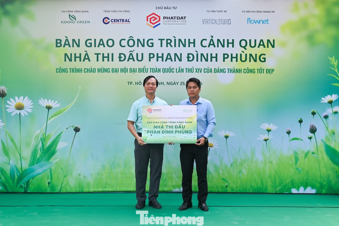 Ông Bùi Quang Anh Vũ, Tổng giám đốc Công ty CP Phát triển Bất động sản Phát Đạt (bìa trái) trao biển bàn giao công trình Cảnh quan tại khu đất Nhà thi đấu Phan Đình Phùng cho lãnh đạo phường Xuân Hòa. tp-16.jpg