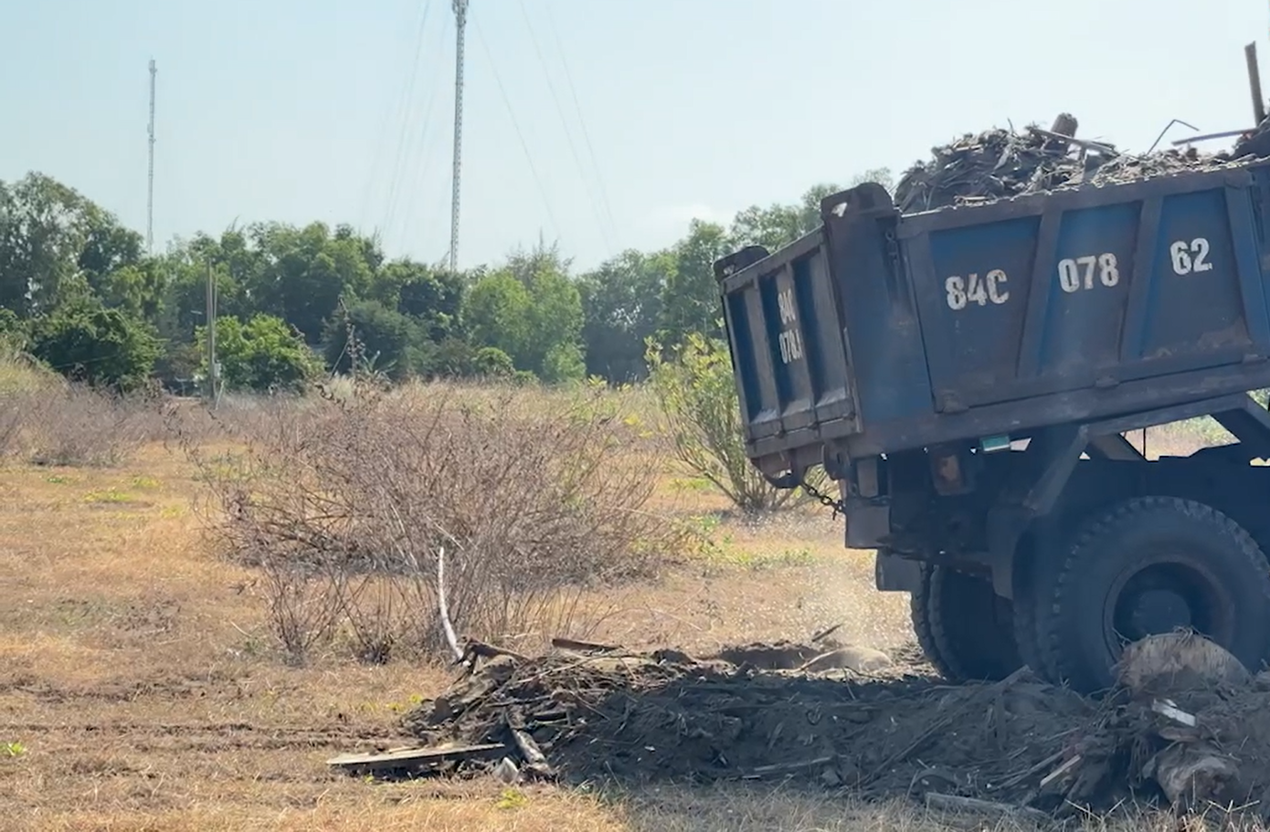 Rác khu vực bờ biển được thu gom, vận chuyển đến nơi tập kết. bien-6.png