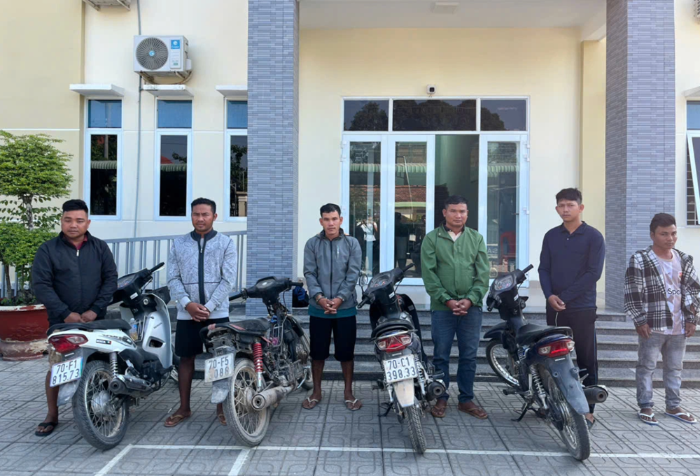 Khám xét, bắt Lê Văn Phương SN 1993, tịch thu 1 ô tô, 3 xe mô tô, 7 điện thoại di động cùng nhiều giấy tờ, tài liệu liên quan - ảnh 1